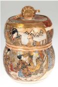 Satsuma-Deckeltopf, 19. Jh., Keramik mit beiger Glasur, geschnürte Wandung mit figürlicher und Voge