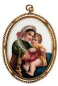 Miniaturmalerei auf Porzellan "Mutter mit Kind", oval, im Messingrahmen, als Anhänger zu tragen, Ge