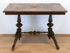 Gründerzeit-Tisch, Nußbaum, gedrechseltes verstrebtes Fußgestell, Platte furniert (restaurierungsbe