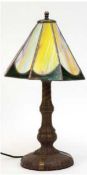 Tischlampe, um 1930, Fuß aus Messinggeflecht, bleiverglaster Schirm aus Favrileglas, 1-flammig, neu