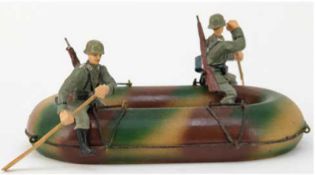 Schlauchboot mit Besatzung, 3. Reich, Holz, in Tarnfarben gefaßt, auf dem Rand sitzend 2 paddelnde 