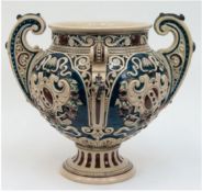 Große Westerwälder Vase, um 1895, Mettlach, weißer Reliefdekor auf blauem Grun, mit 2 Handhaben, re