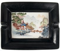Aschenbecher, rechteckig, schwarzer Rand mit 2 Ablagen, mittig asiatische Landschaftsmalerei, 3,5x1
