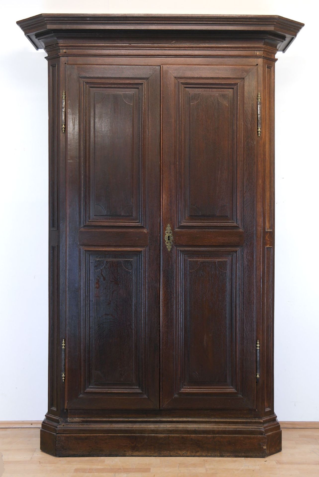 Barock-Fassadenschrank, Eiche, 2-türiger Korpus mit schrägen Seitenkanten, hinter Türen 2 Schubfäch