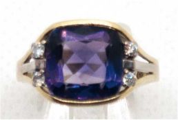 Ring, 585er GG, geteilte Schiene in Ringkopf mit facettiertem Amethyst und 4 seitlichen Diamanten ü