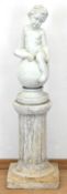 Gartendeco, Säule im griechischem Stil mit Putto auf Kugel sitzend, Steinguß, wetterfest, H. 73 cm