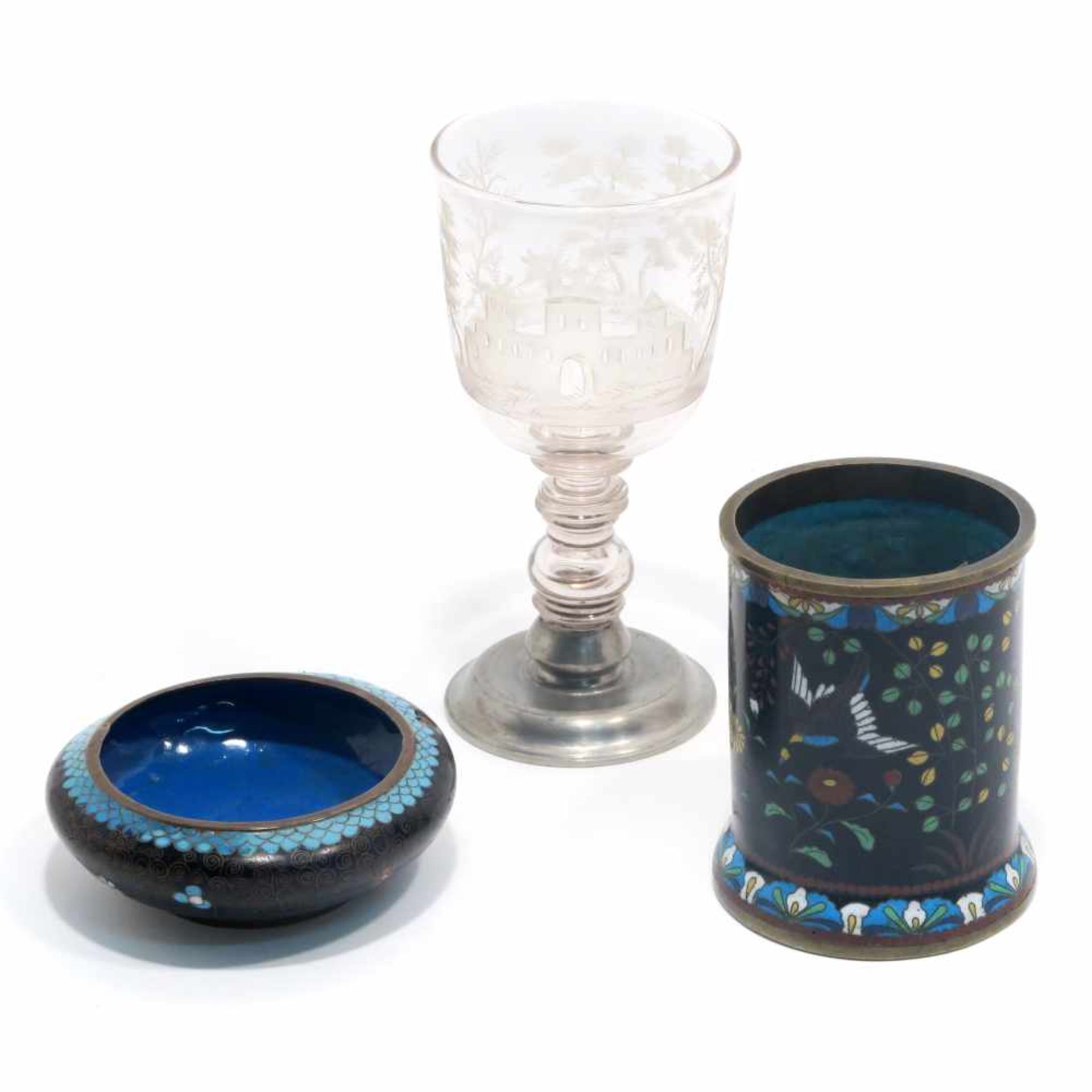 Cloisonne-Becher und -Schale