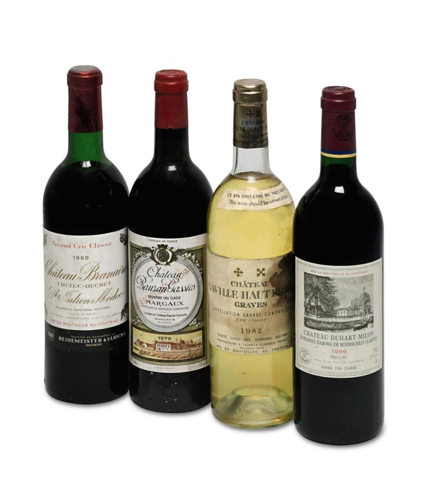 Vier Flaschen verschiedene Weine, Bordeaux Frankreich