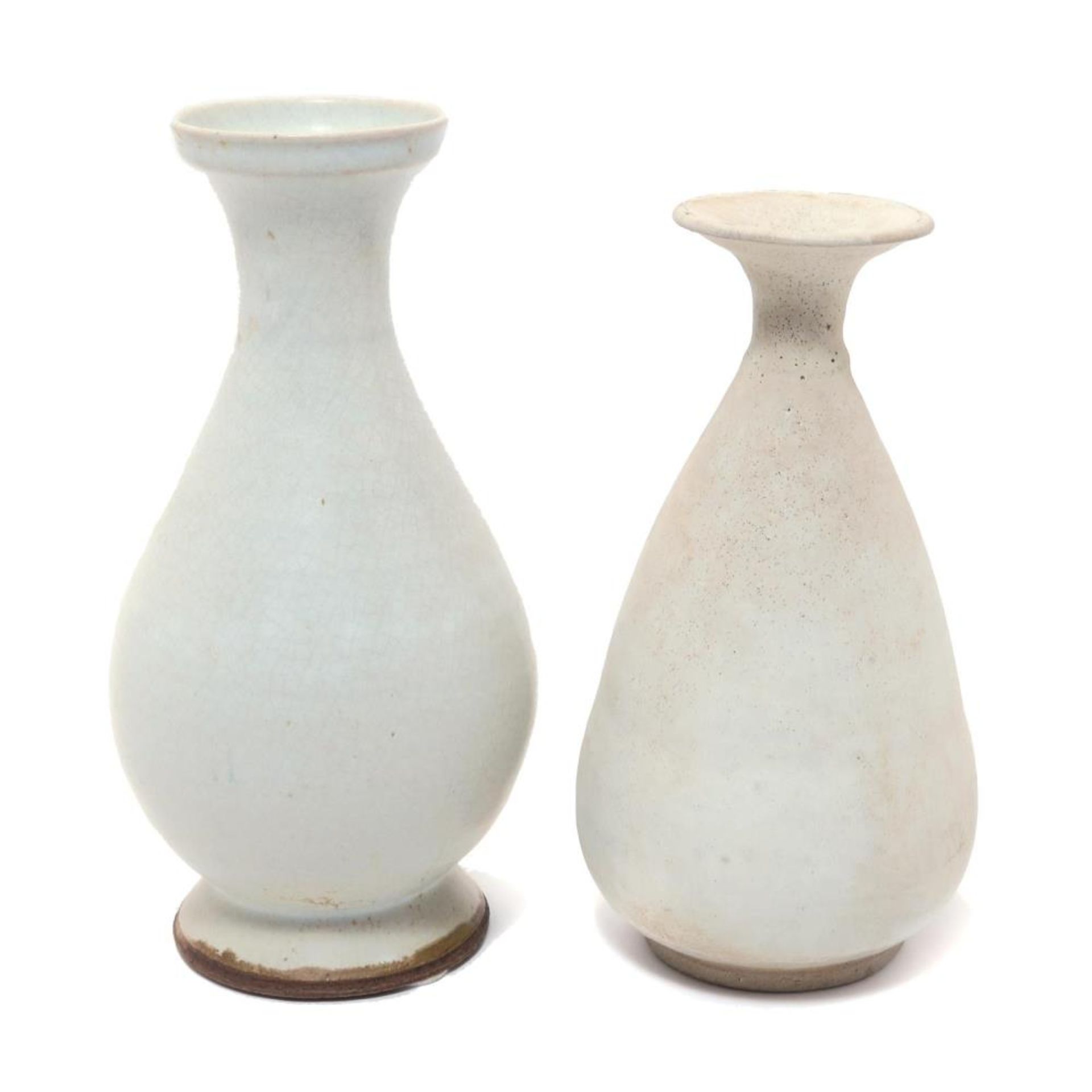 Zwei Vasen. Heller bzw. bräunlicher Scherben, helle Glasur