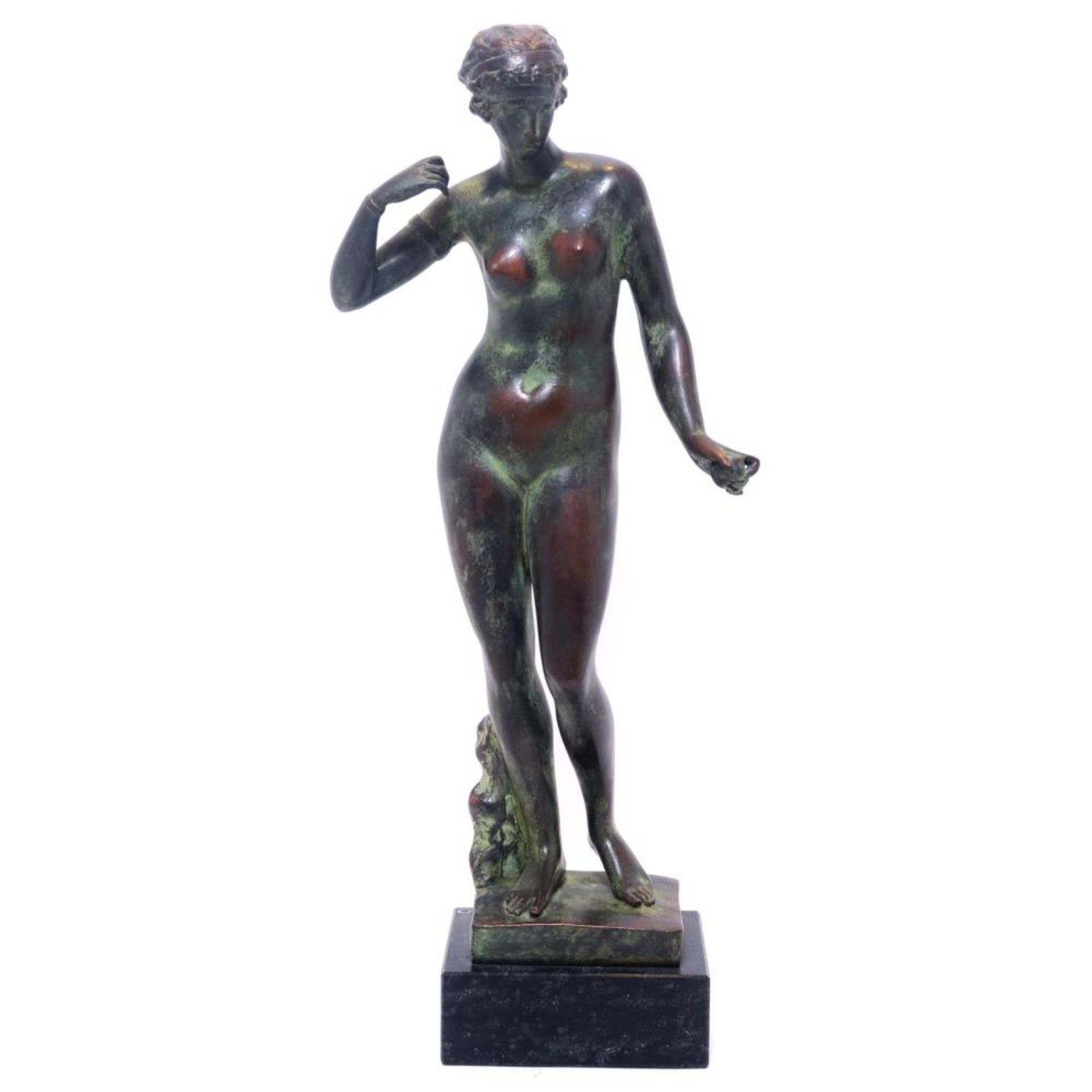 Aphrodite. Bronze, tlw. grün patiniert, schwarzer Steinsockel