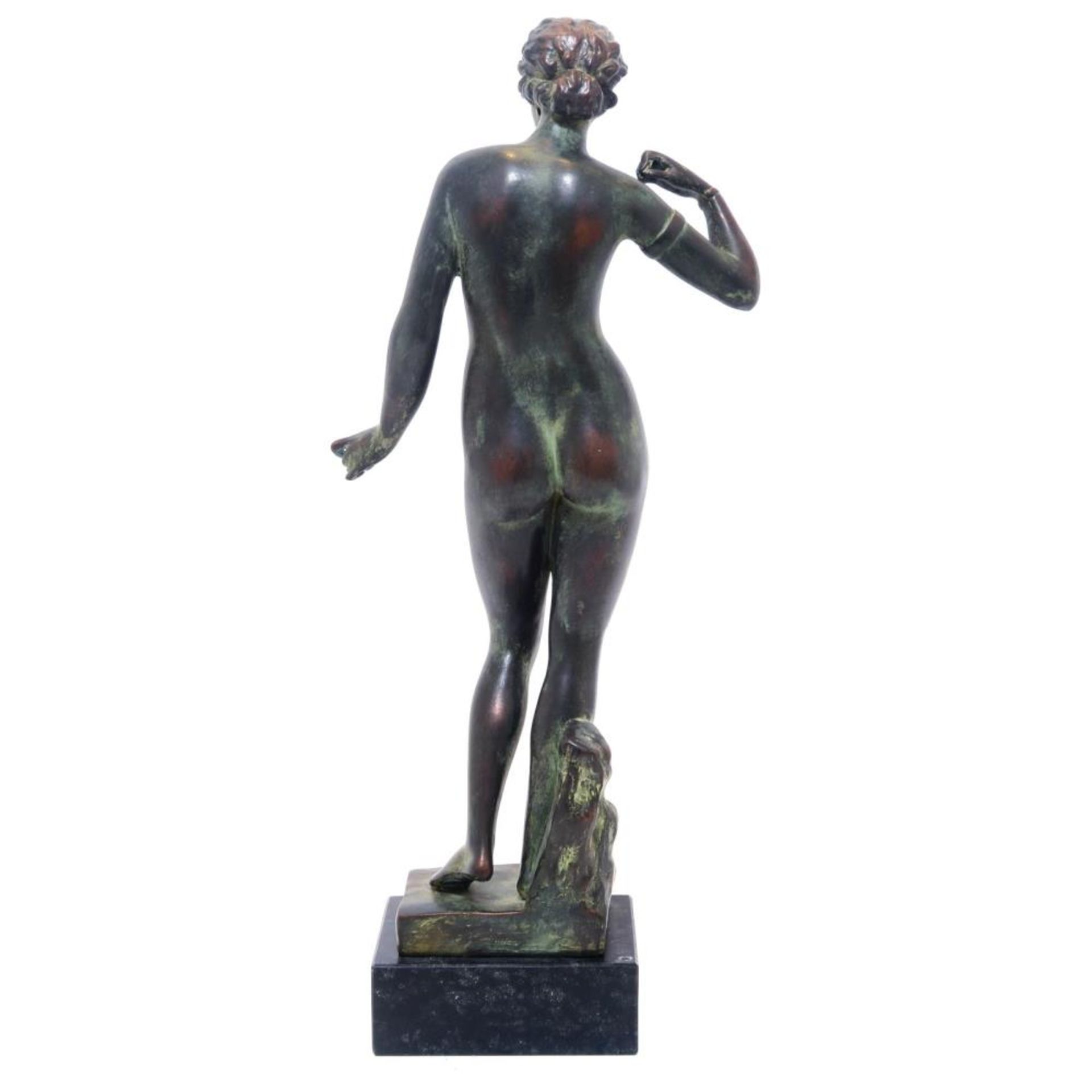 Aphrodite. Bronze, tlw. grün patiniert, schwarzer Steinsockel - Image 2 of 2