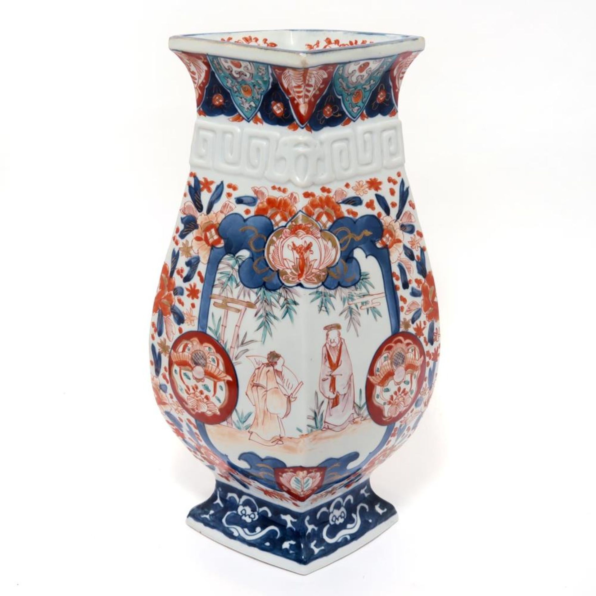 Vase. Porzellan, Farb- und Goldstaffage