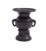 Kleine Vase mit Drachendekor Japan,