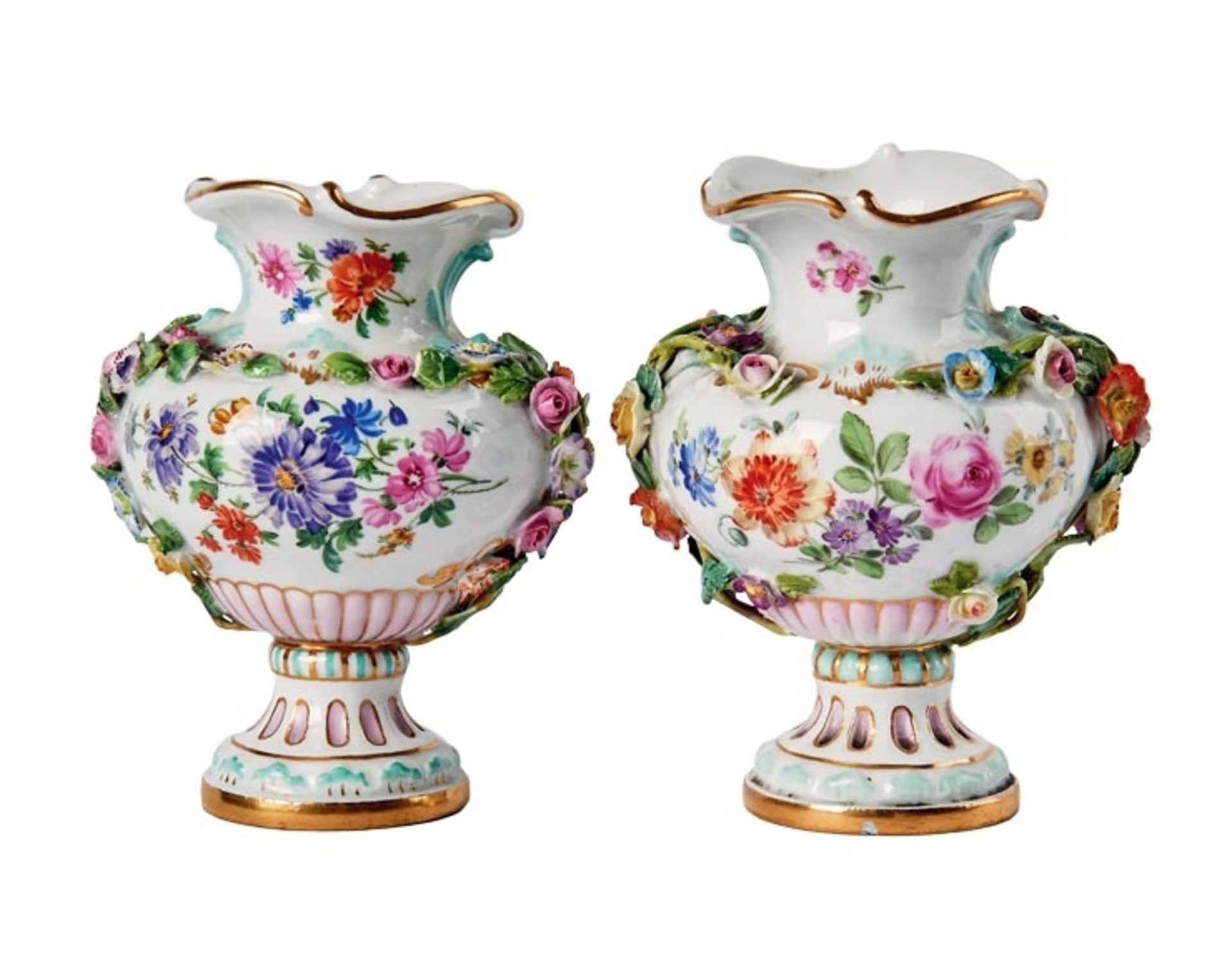 Zwei kleine Balustervasen mit Blüten