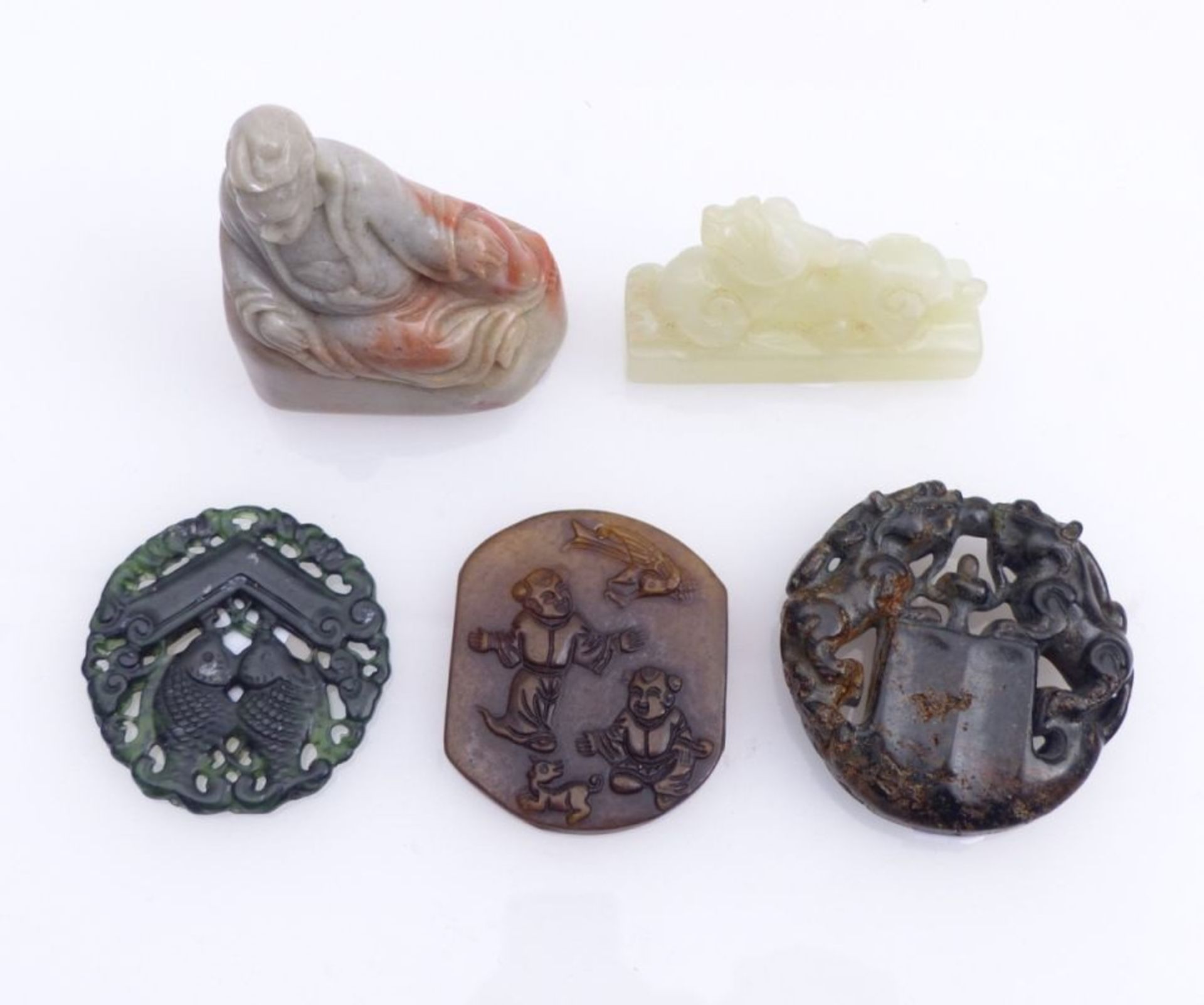 Kleine Sammlung von fünf Jade- und - Image 2 of 2
