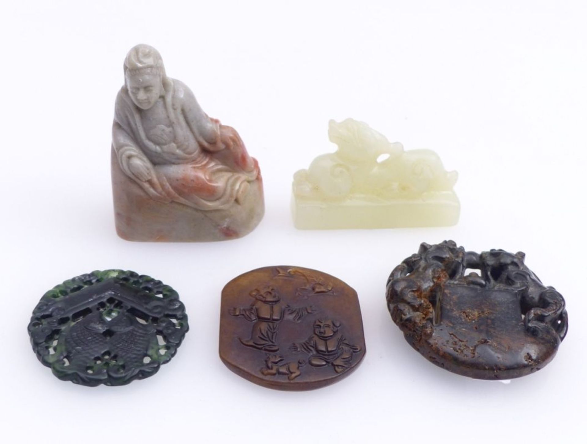 Kleine Sammlung von fünf Jade- und