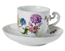 Tasse und Untertasse mit Blumendekor