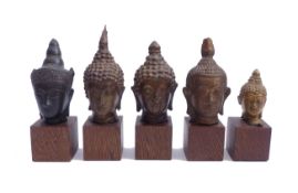 Fünf kleine Buddhaköpfe