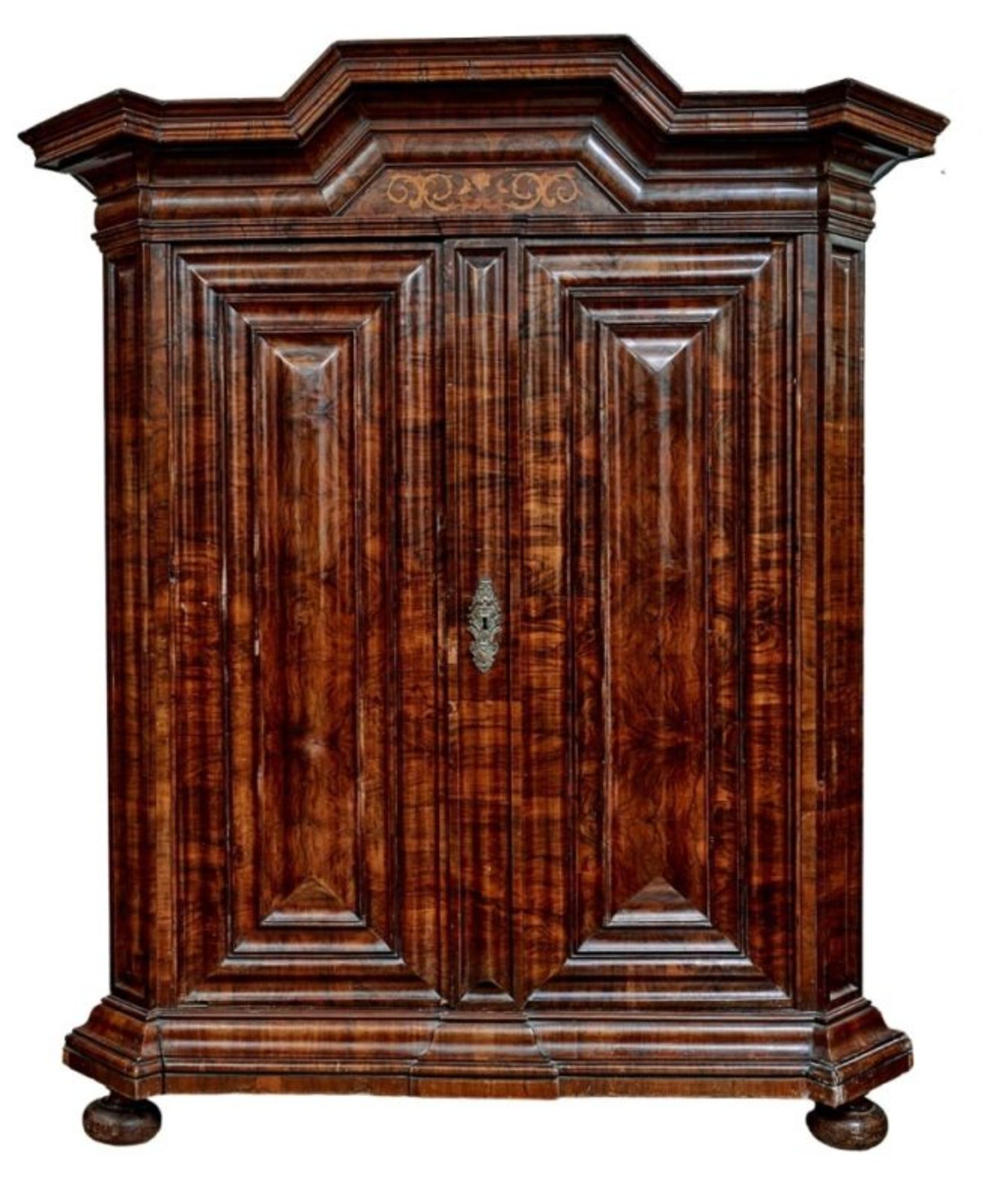 Großer, barocker Wellenschrank