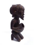 Kniende Figur mit Gefäß Wohl Nigeria,