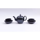Teekanne mit zwei Koppchen und Unterschalen