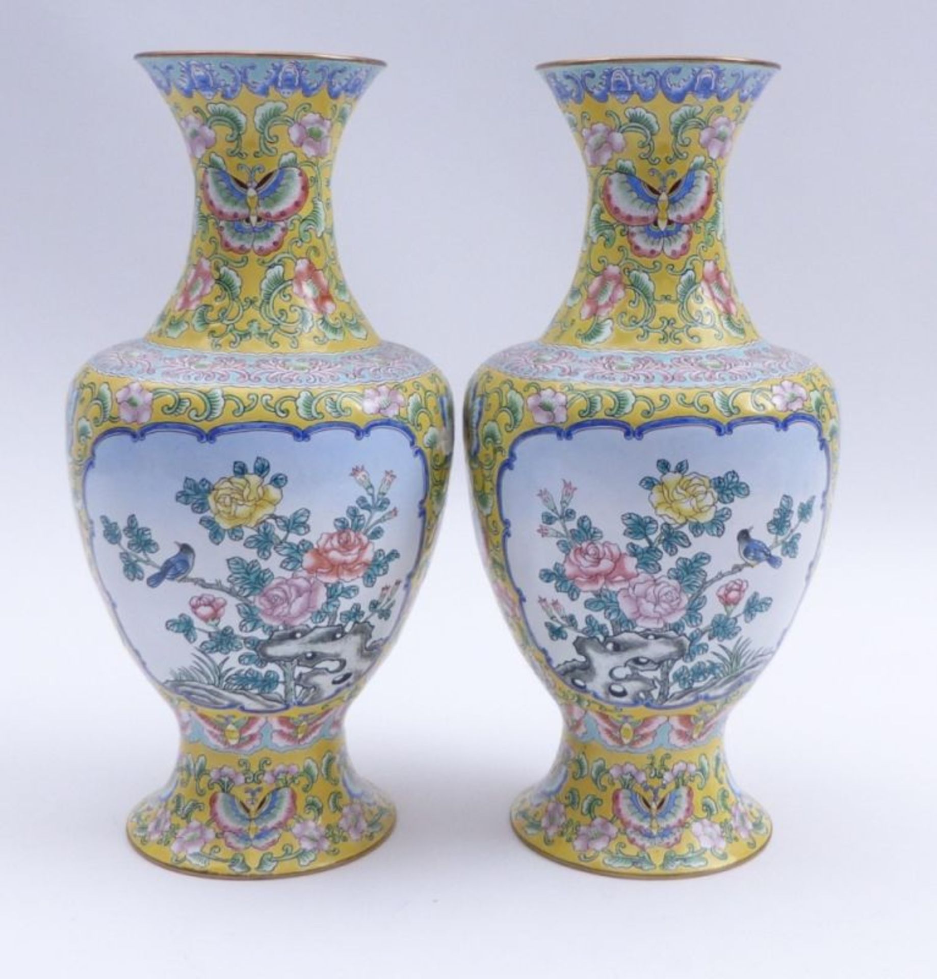 Paar Vasen mit Vogel-Fels-Dekor - Bild 2 aus 3