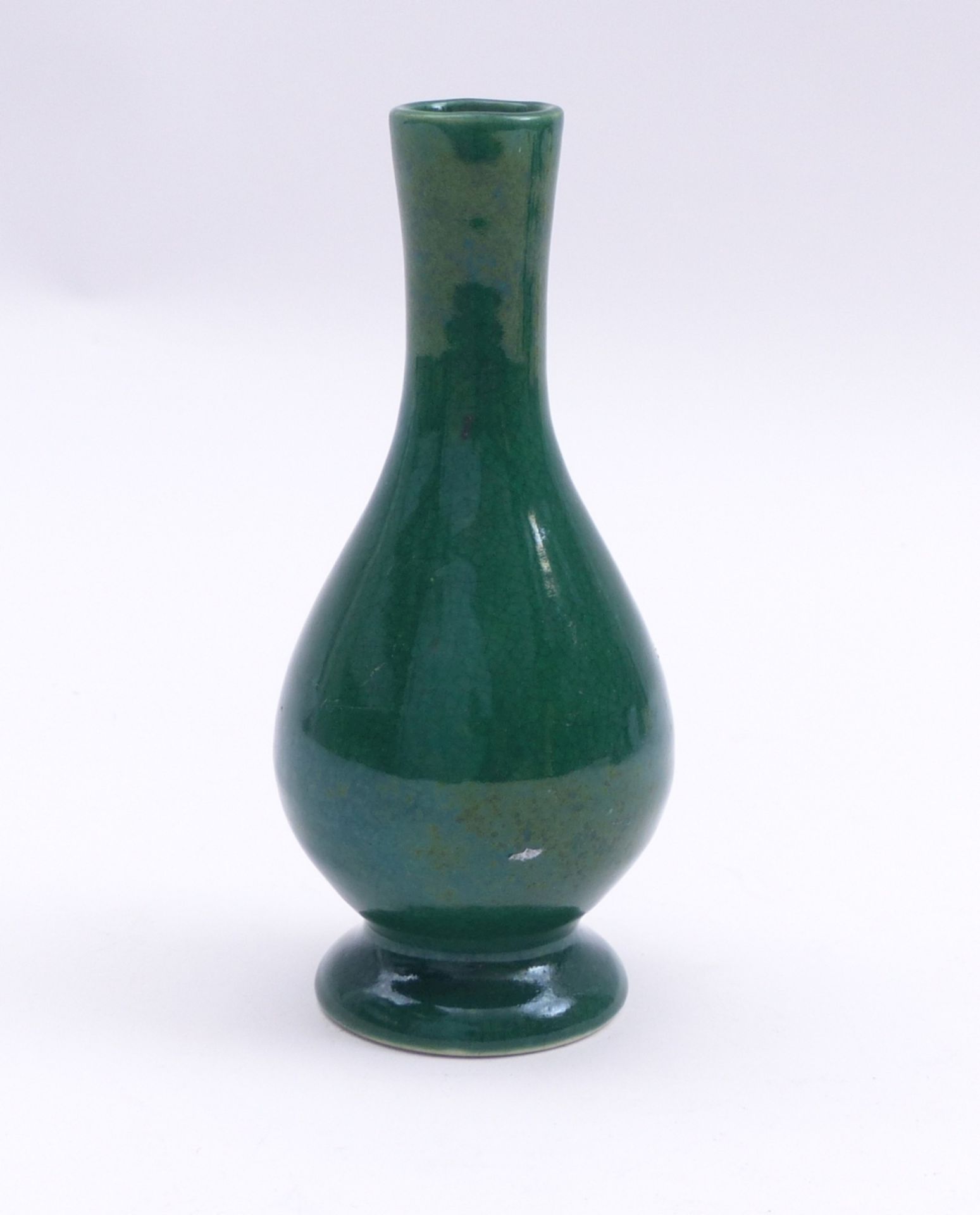 Kleine Vase mit grüner Monochromglasur - Bild 3 aus 4