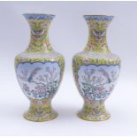 Paar Vasen mit Vogel-Fels-Dekor