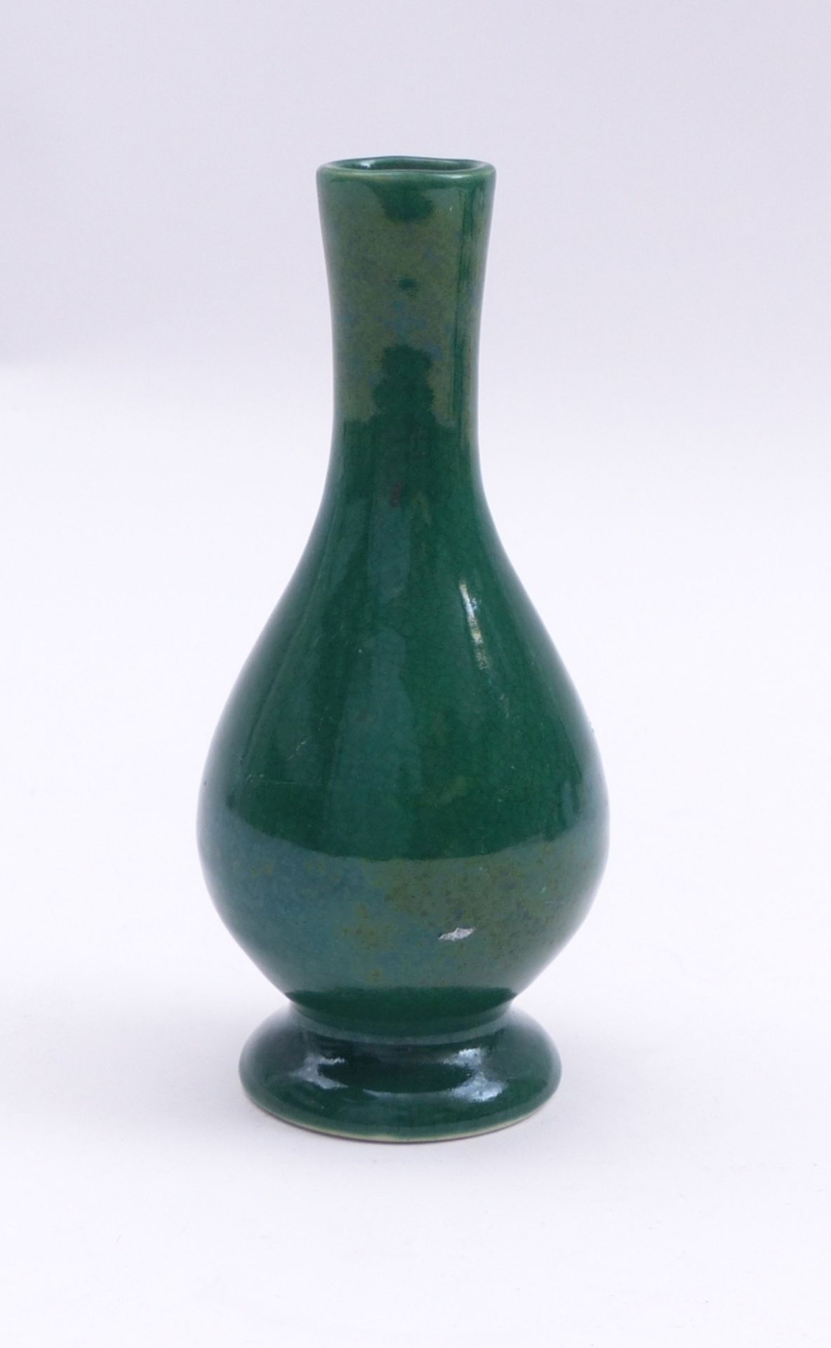 Kleine Vase mit grüner Monochromglasur - Bild 2 aus 4