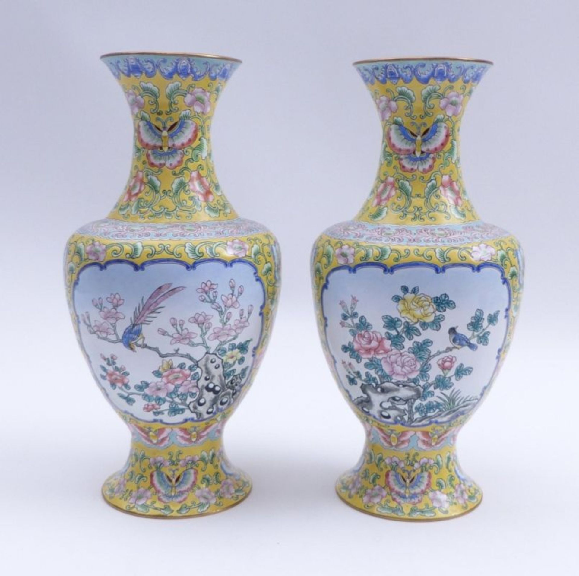 Paar Vasen mit Vogel-Fels-Dekor - Bild 3 aus 3