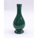 Kleine Vase mit grüner Monochromglasur