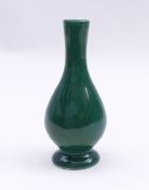 Kleine Vase mit grüner Monochromglasur