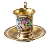 Goldfond-Tasse mit Blumenmalerei und originaler Untertasse