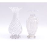 Zwei Vasen mit weißem Emaildekor