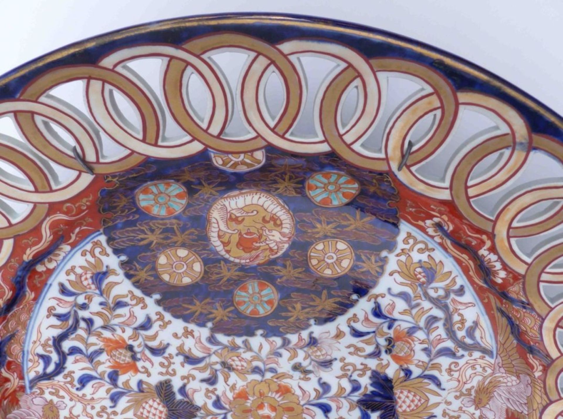 Große Imari-Platte mit durchbrochenem - Bild 3 aus 4