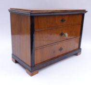 Biedermeier-Modellkommode