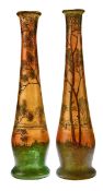 Paar Vasen mit Flusslandschaft