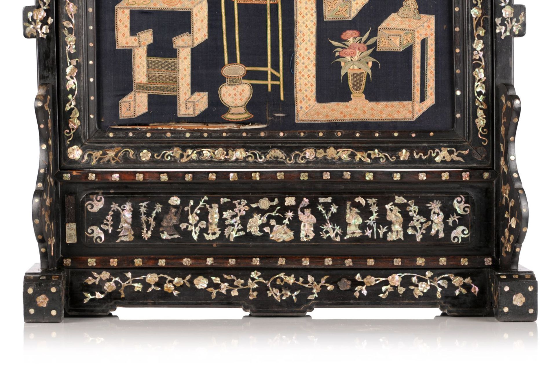 Tischparavent mit Perlmuttinkrustationen. China. Späte Qing-Dynasty, Mitte 19. Jh. - Image 6 of 7
