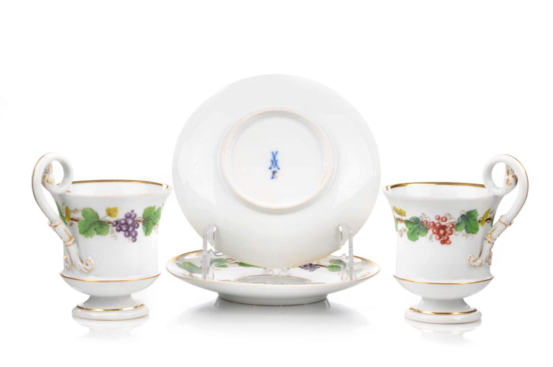 Paar Kaffeetassen und Untertassen mit Weinrebendekor. Meissen. 1817– 1824. - Bild 2 aus 2