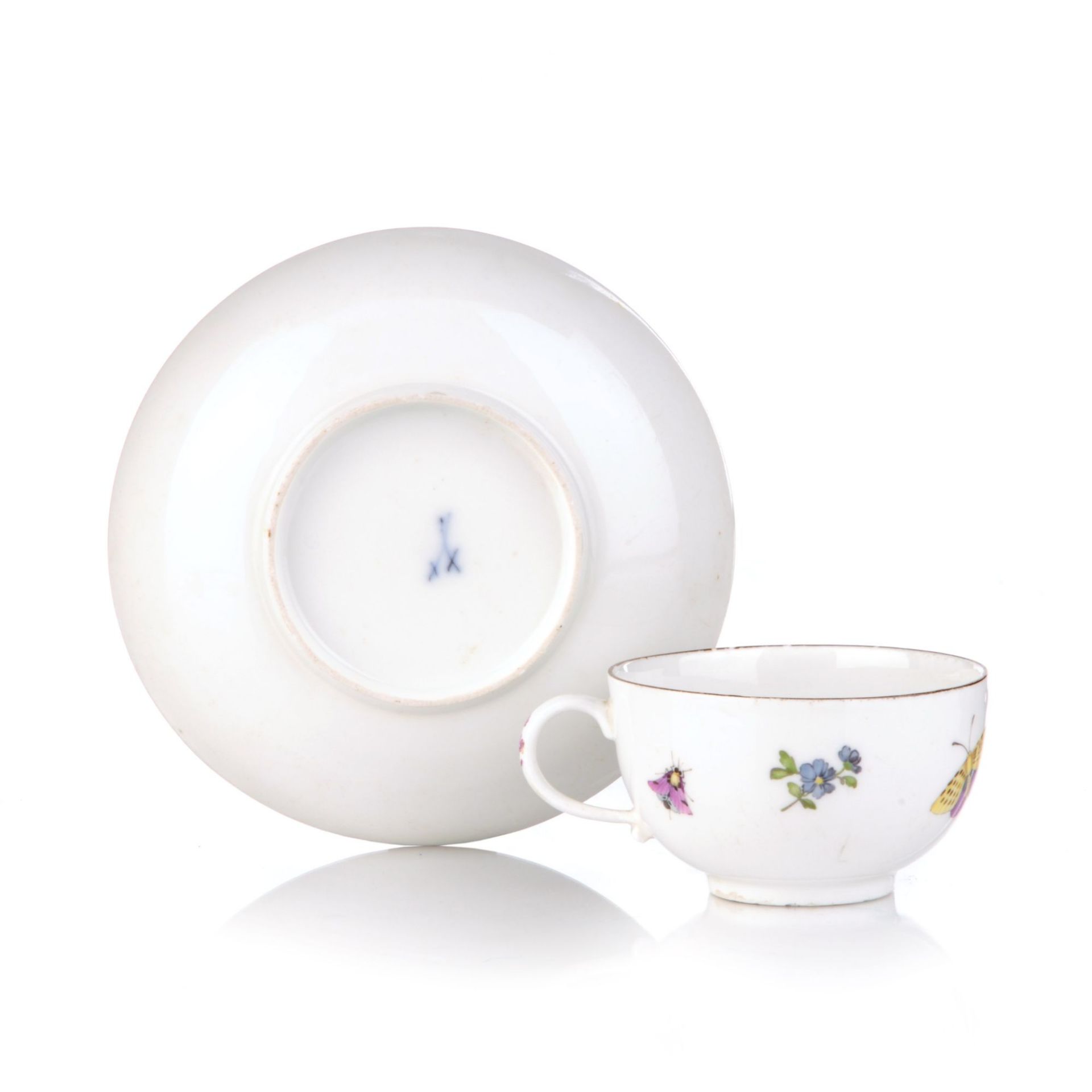 Tasse und Untertasse mit Blumen- und Insektenmalerei. Meissen. Um 1750. - Image 2 of 2