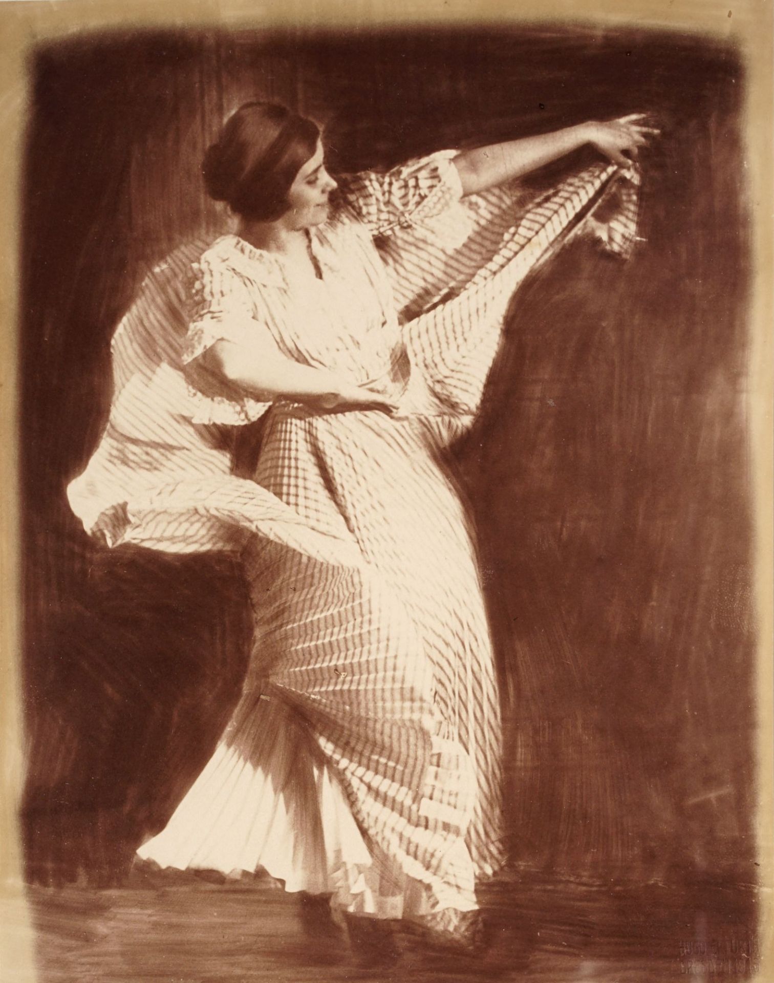 Hugo Erfurth, Grete Wiesenthal (?), tanzend, im gestreiften Kleid. Um 1910.