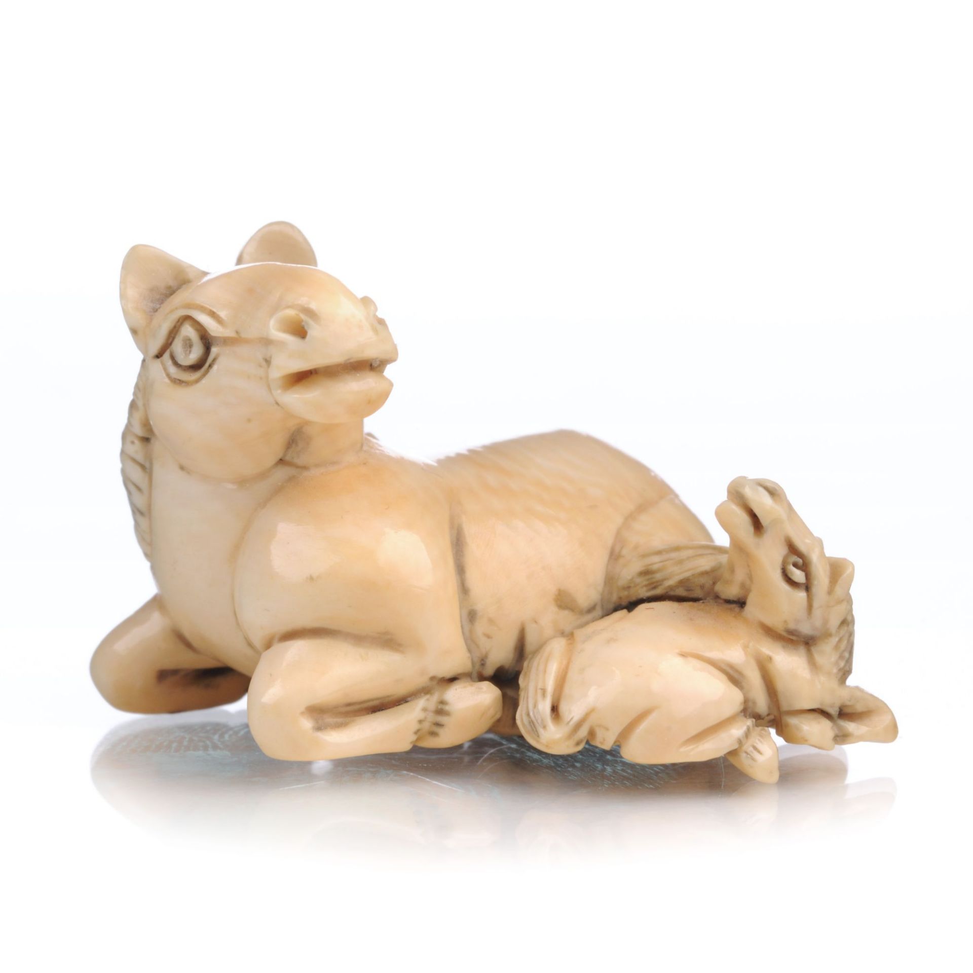 Katabori-Netsuke eines liegenden Pferds mit Fohlen. Japan. 19./20. Jh.