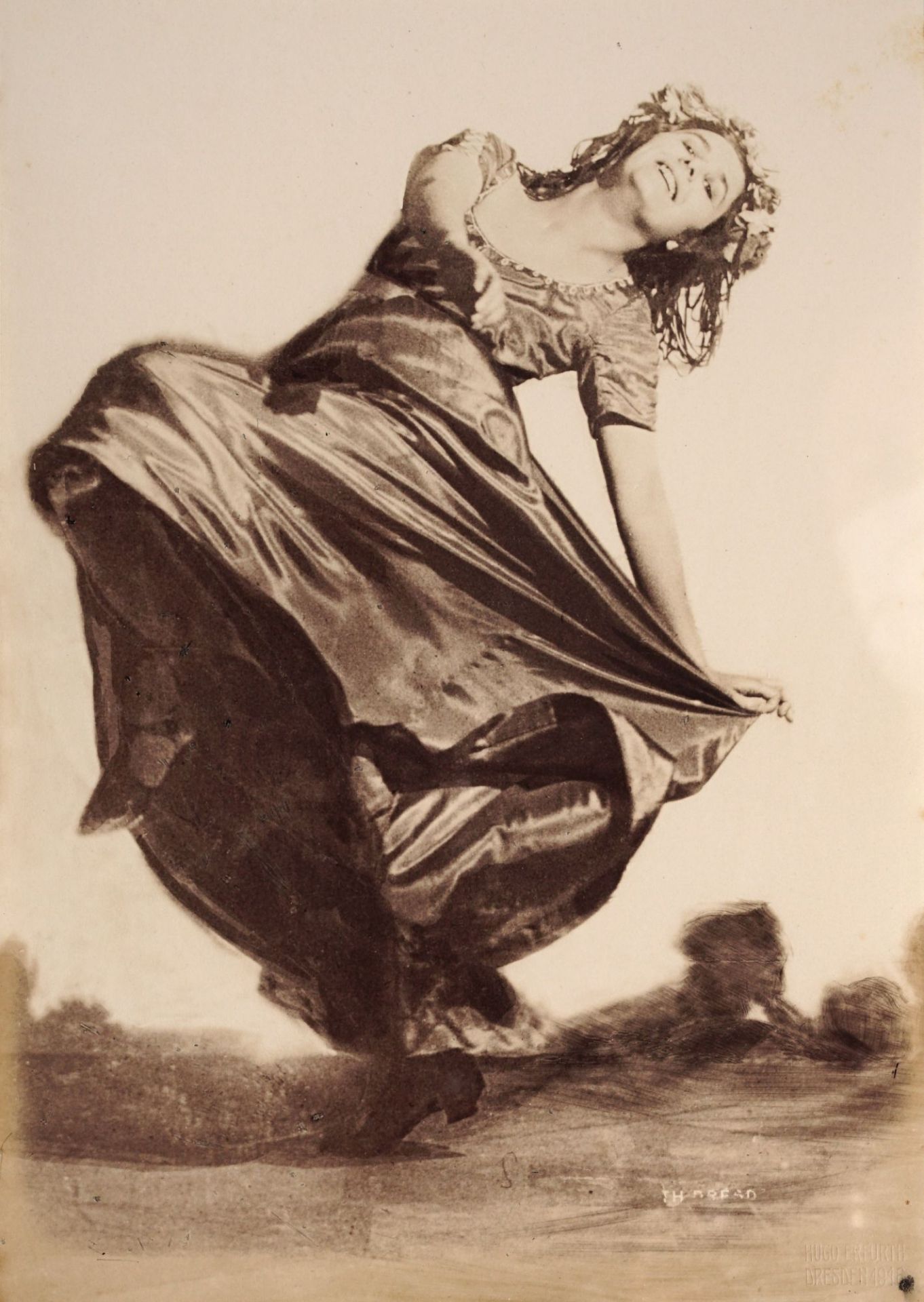 Hugo Erfurth, Grete Wiesenthal, tanzend, im langen Kleid. Um 1914.