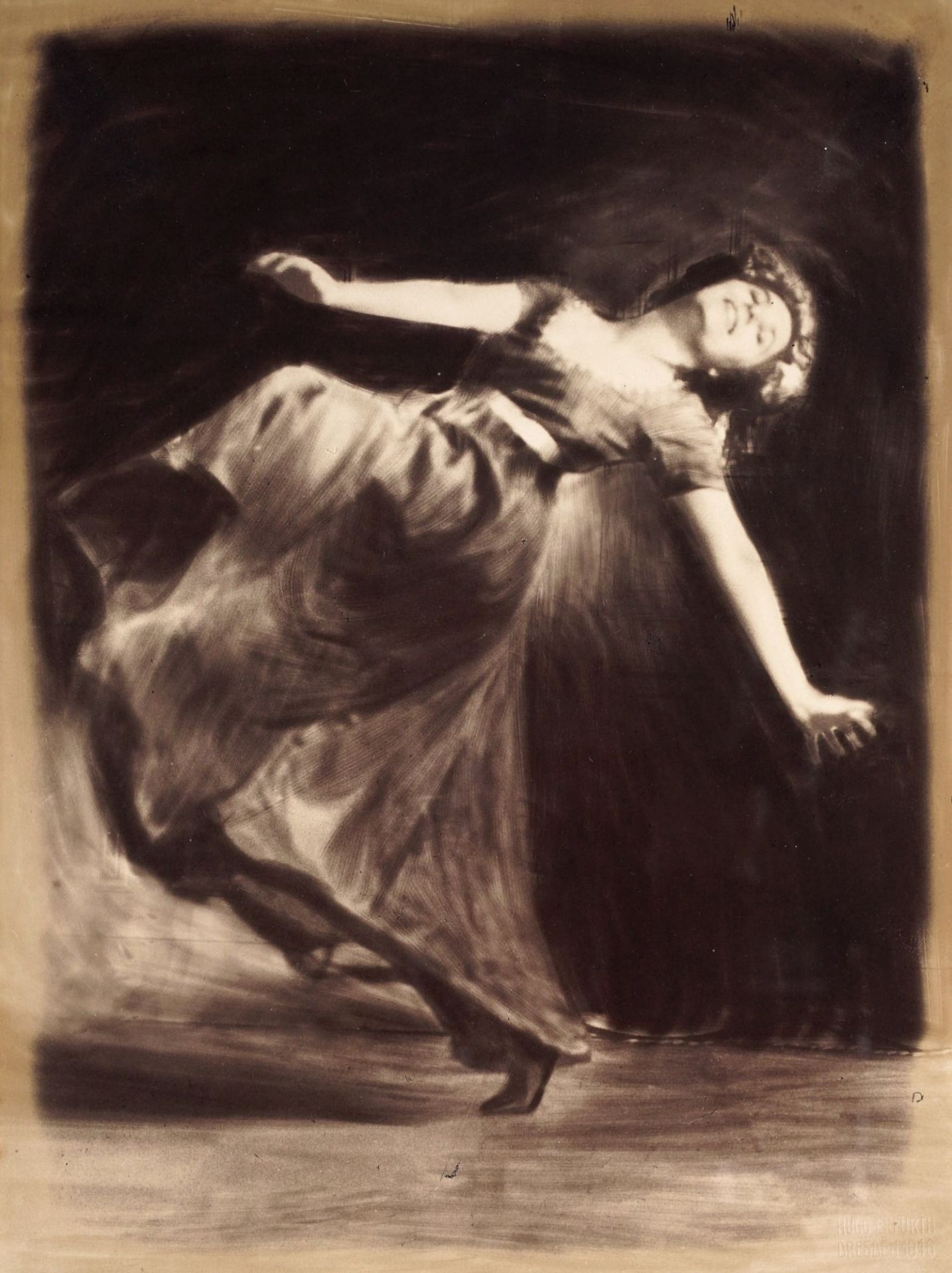 Hugo Erfurth, Grete Wiesenthal, tanzend, vor dunklem Hintergrund. Um 1914.