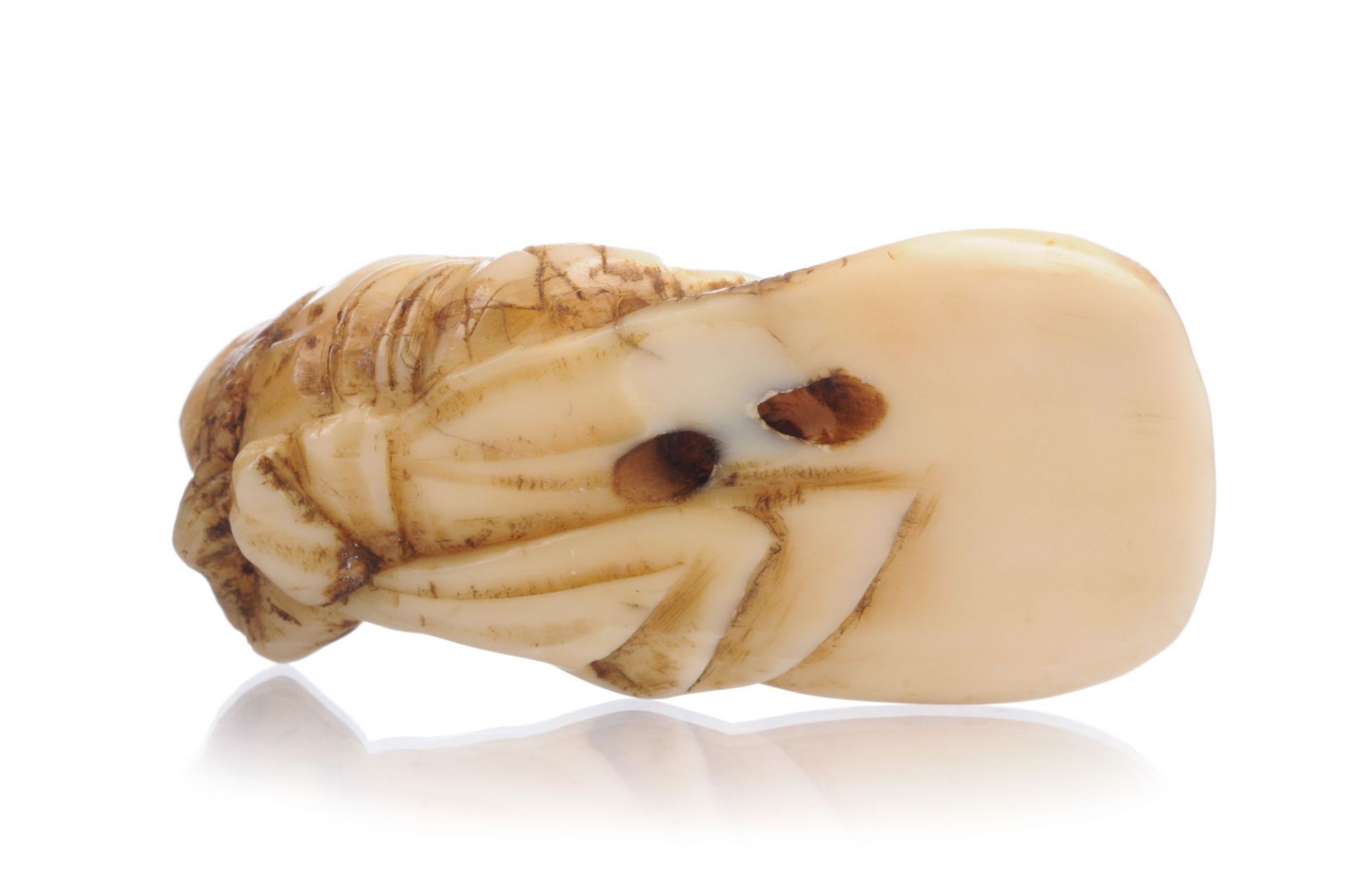 Katabori-Netsuke des liegenden Glücksgottes (?) mit einer Frucht. Japan. 19./20. Jh. - Image 3 of 3