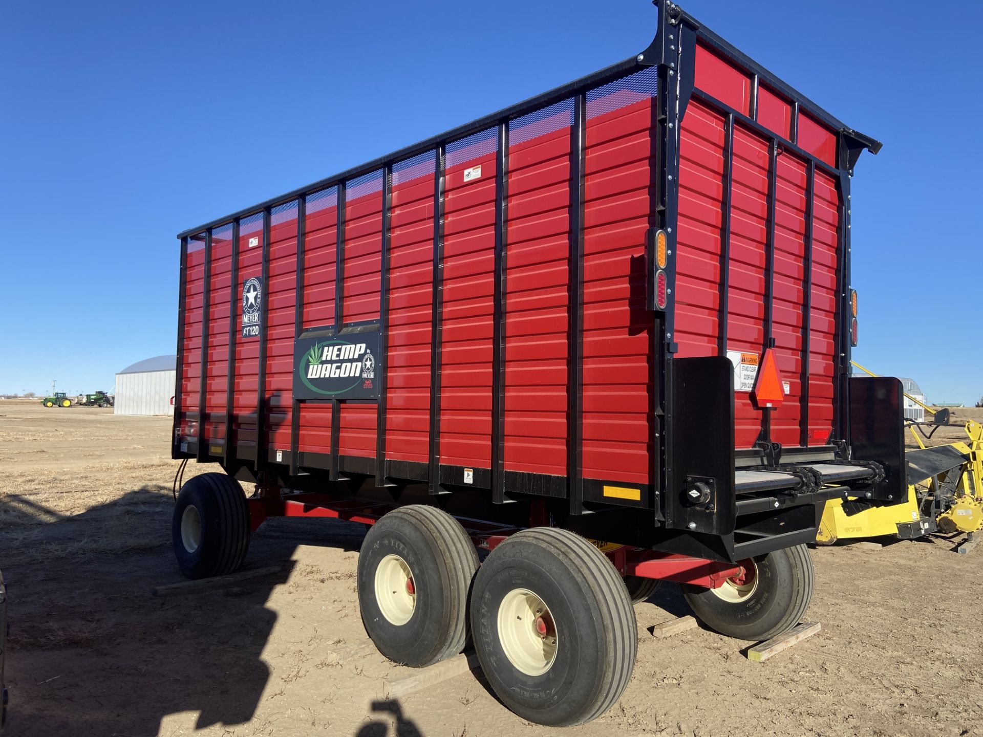 LIKE NEW Meyer Manufacturing Live Floor Rear Unload Forage Box, Serial# 1919DRX213, Rigging/ Loading - Image 3 of 8