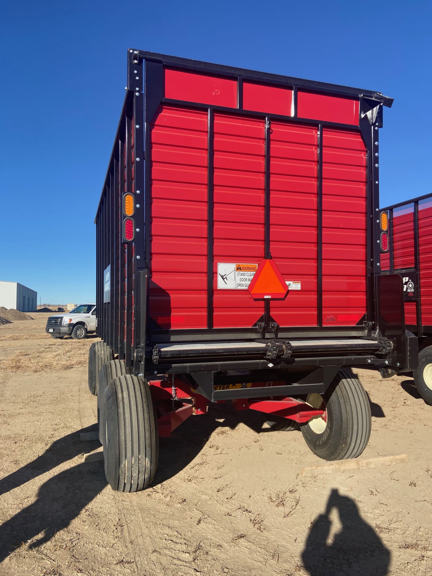 Meyer Manufacturing Live Floor Rear Unload Forage Box, Serial# 1919DRX217, Rigging/ Loading Fee: $ - Image 3 of 12