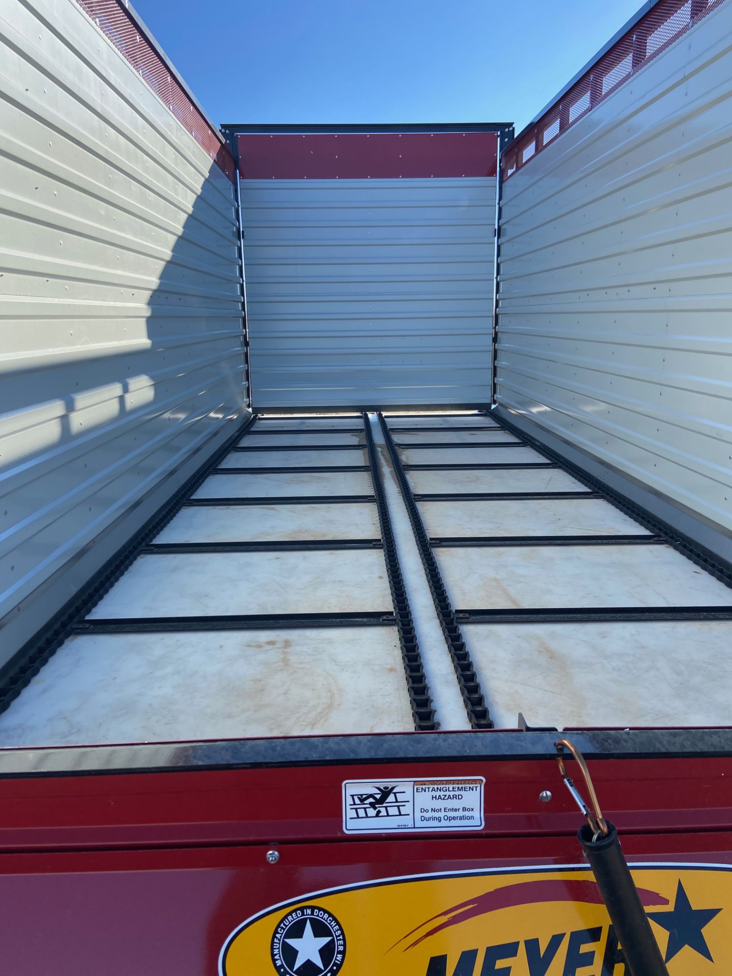 LIKE NEW Meyer Manufacturing Live Floor Rear Unload Forage Box, Serial# 1919DRX213, Rigging/ Loading - Image 4 of 8