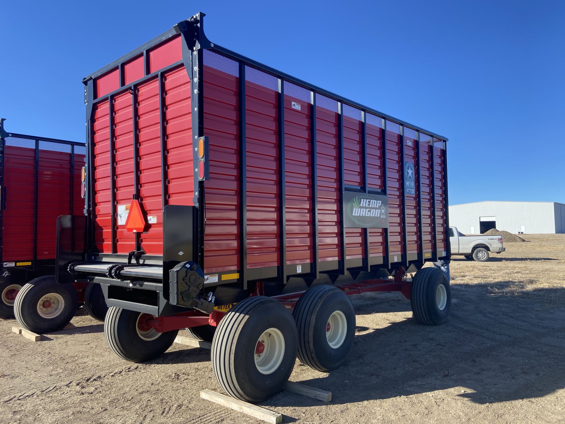 LIKE NEW Meyer Manufacturing Live Floor Rear Unload Forage Box, Serial# 1919DRX213, Rigging/ Loading