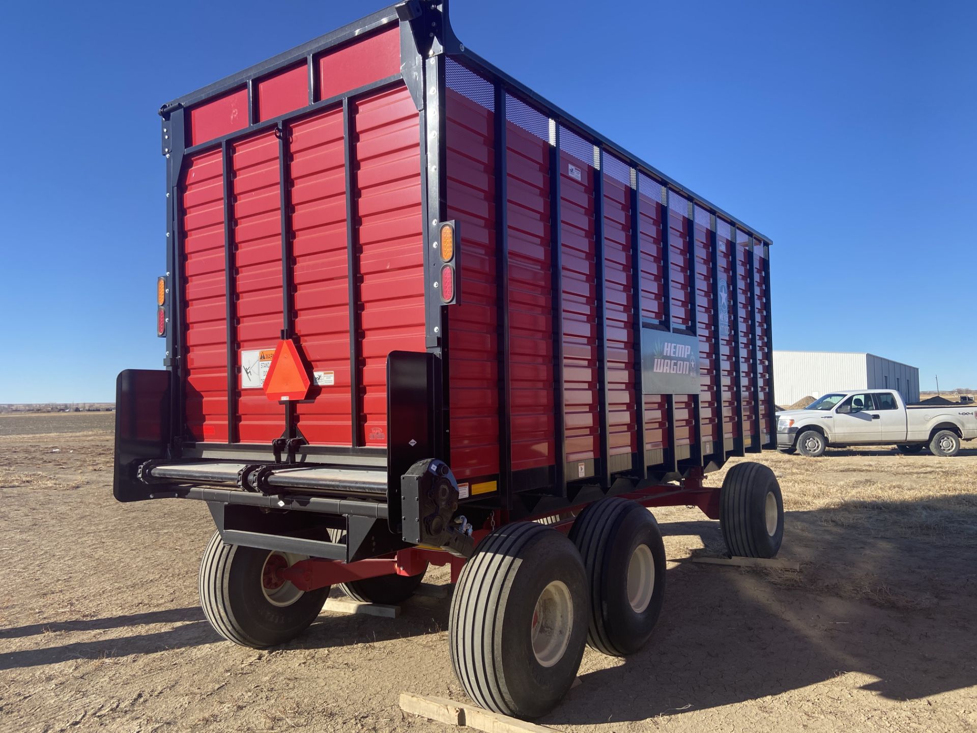 Meyer Manufacturing Live Floor Rear Unload Forage Box, Serial# 1919DRX217, Rigging/ Loading Fee: $ - Image 4 of 12